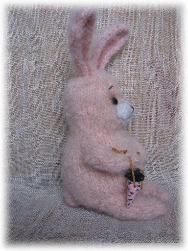 вязаный зайчик заяц кролик, символ года, handmade toys by ludmila elina, художественная коллекционная вязаная игрушка, забавные подарки для любимой любимого, купить вязаную игрушку,галерея-продажа вязаных игрушек,автор Елина Людмила